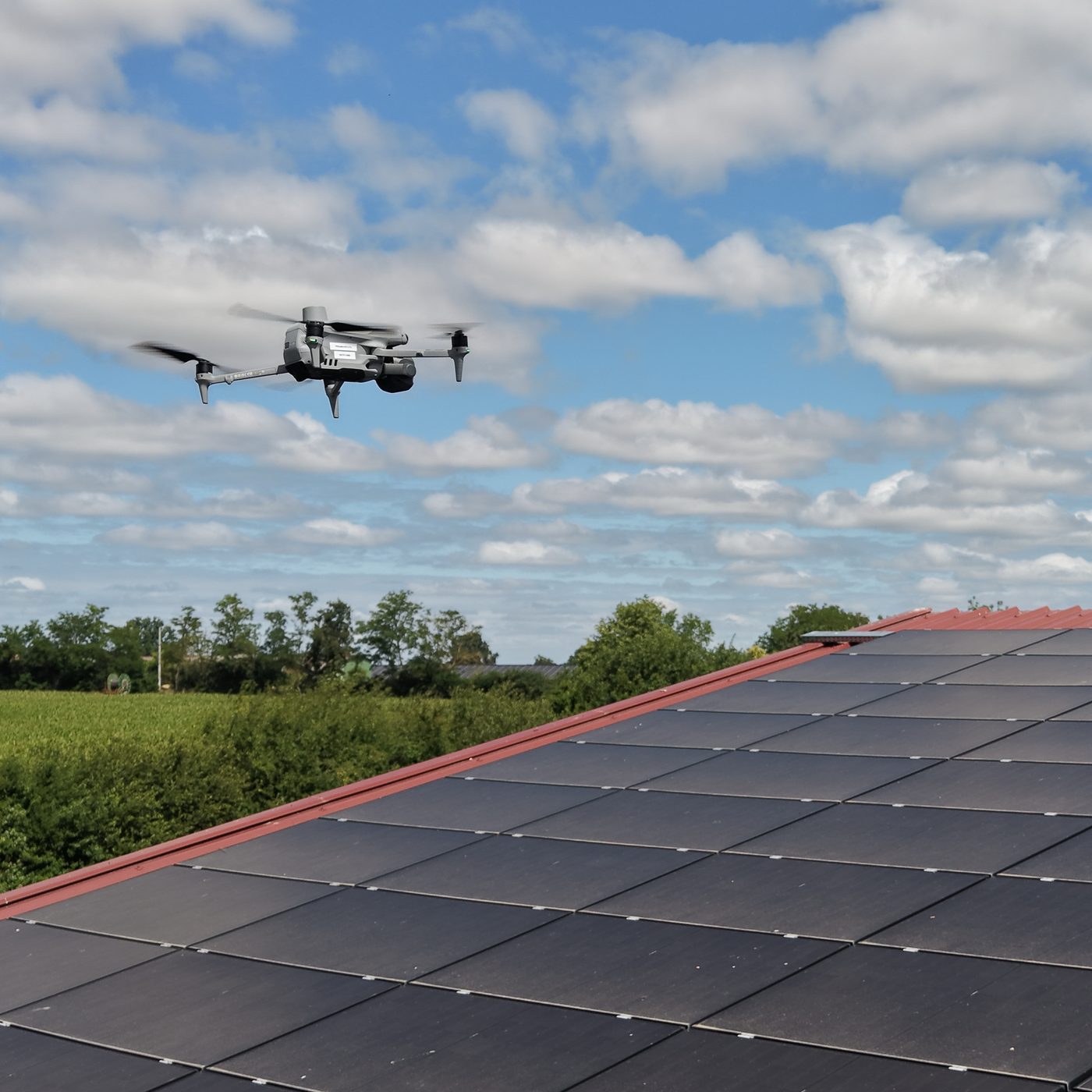 Drone en survol d'une toiture photovoltaïque