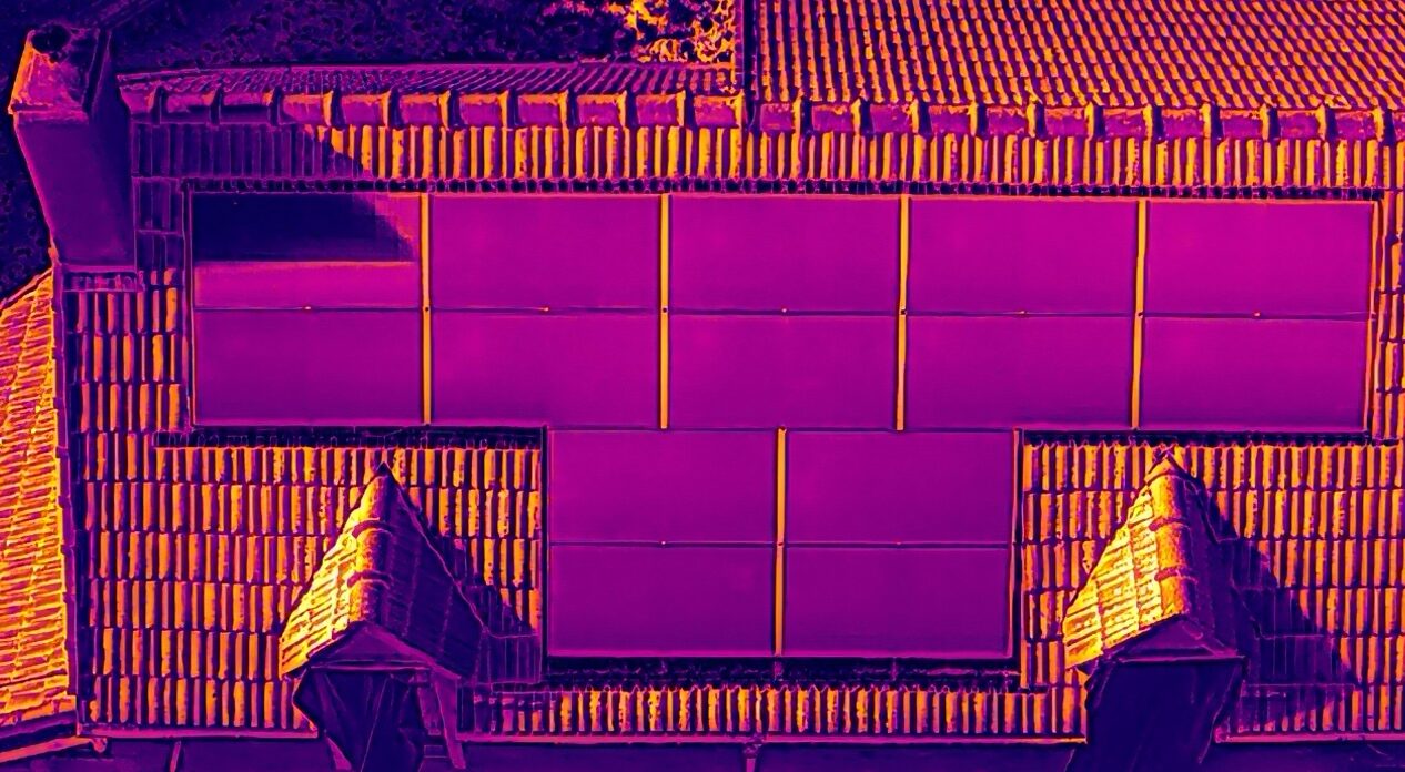 Image thermique d'une toiture solaire résidentielle : panneaux à température homogène, sans point chaud