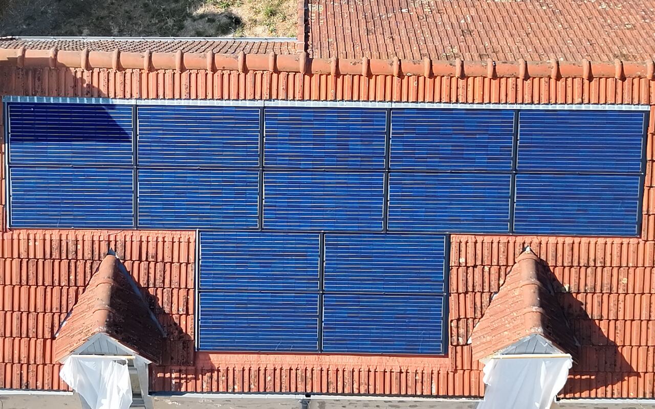Toiture photovoltaïque résidentielle inspectée par drone : comparaison image thermique et visuelle