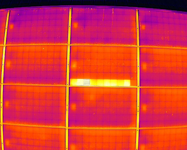 Image thermique par drone d'un module photovoltaïque : bande de cellules en surchauffe signalant plusieurs cellules défectueuses