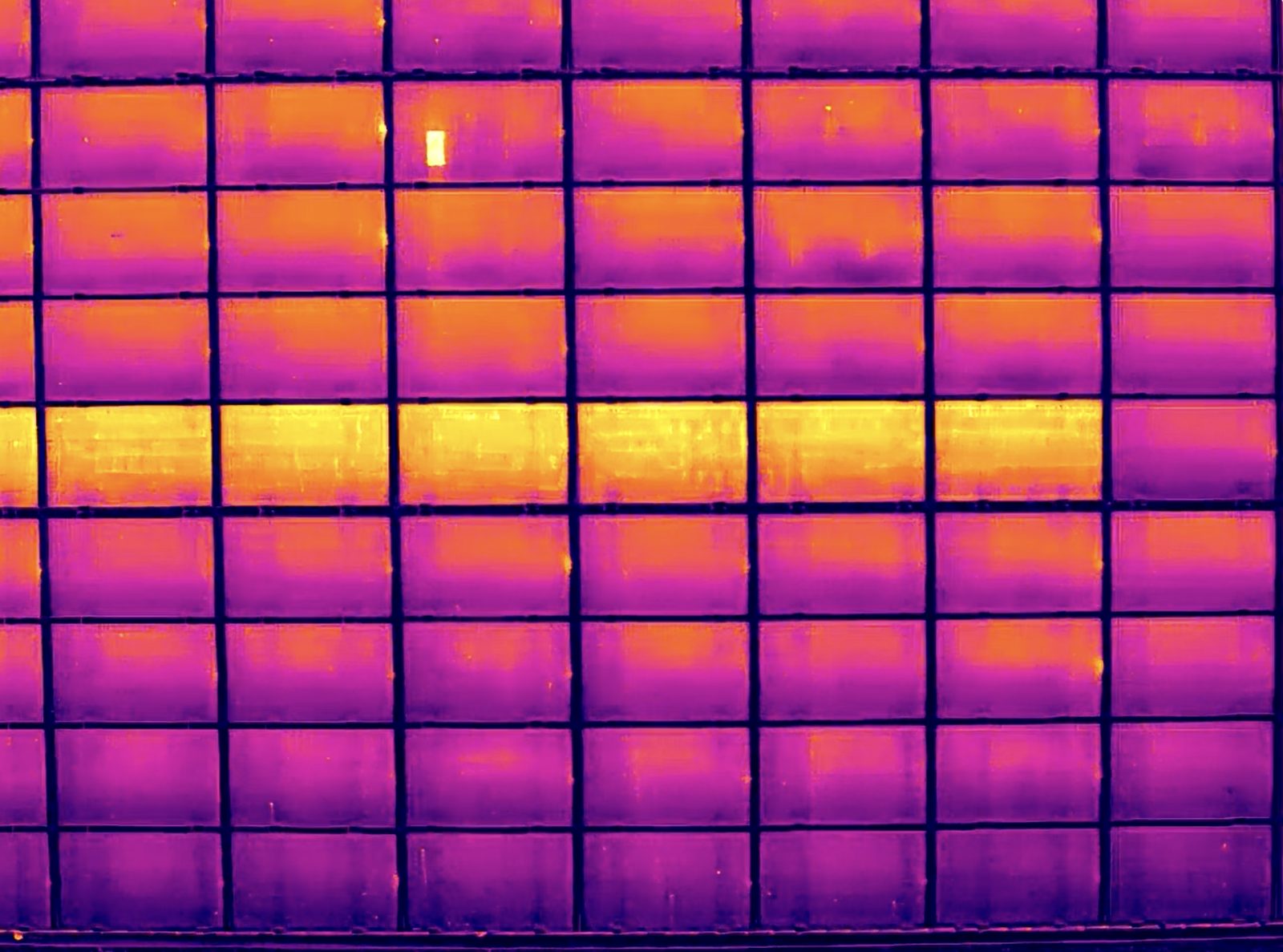 Autre vue thermique de la même rangée de modules en surchauffe homogène