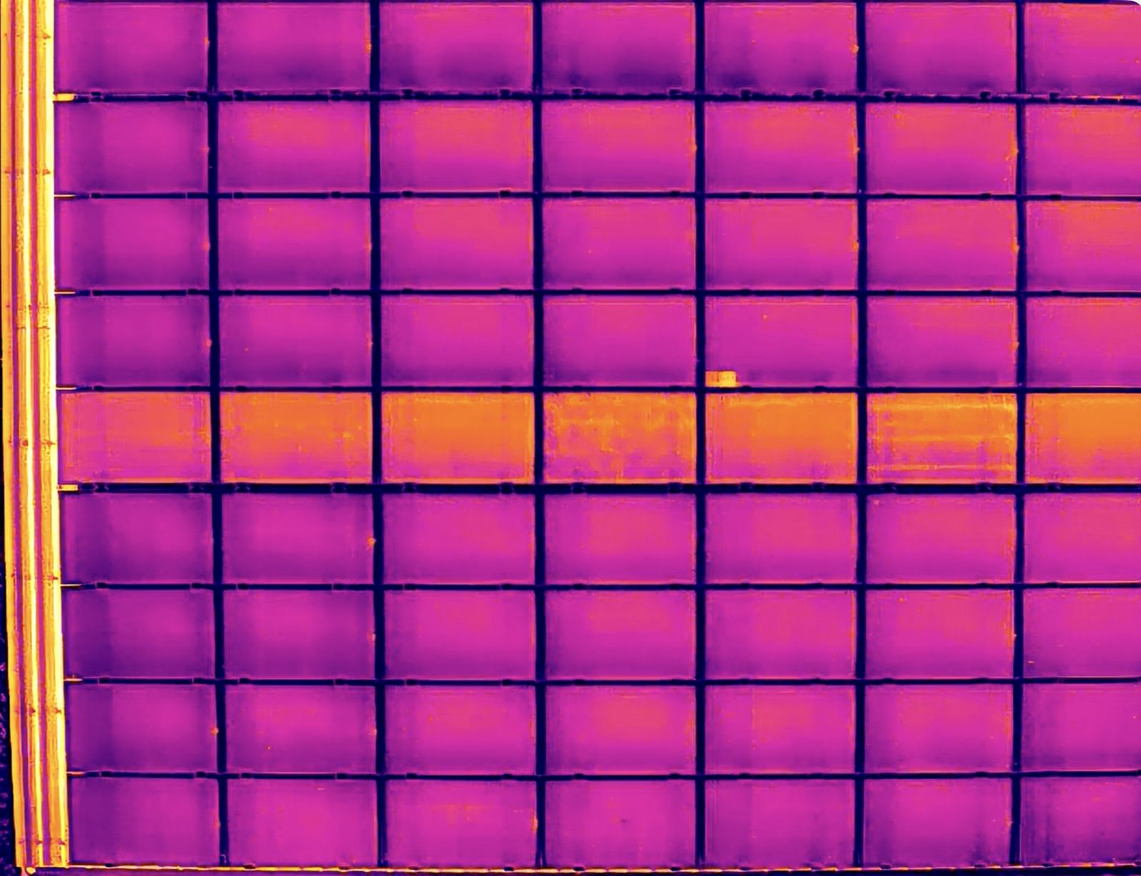 Rangée de 20 modules photovoltaïques anormalement chauds sur l'image thermique