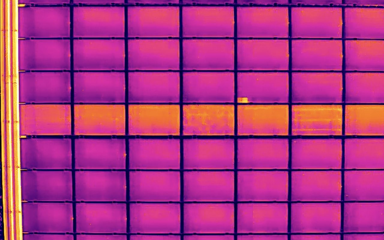 Image thermique d'une rangée de panneaux photovoltaïques en surchauffe