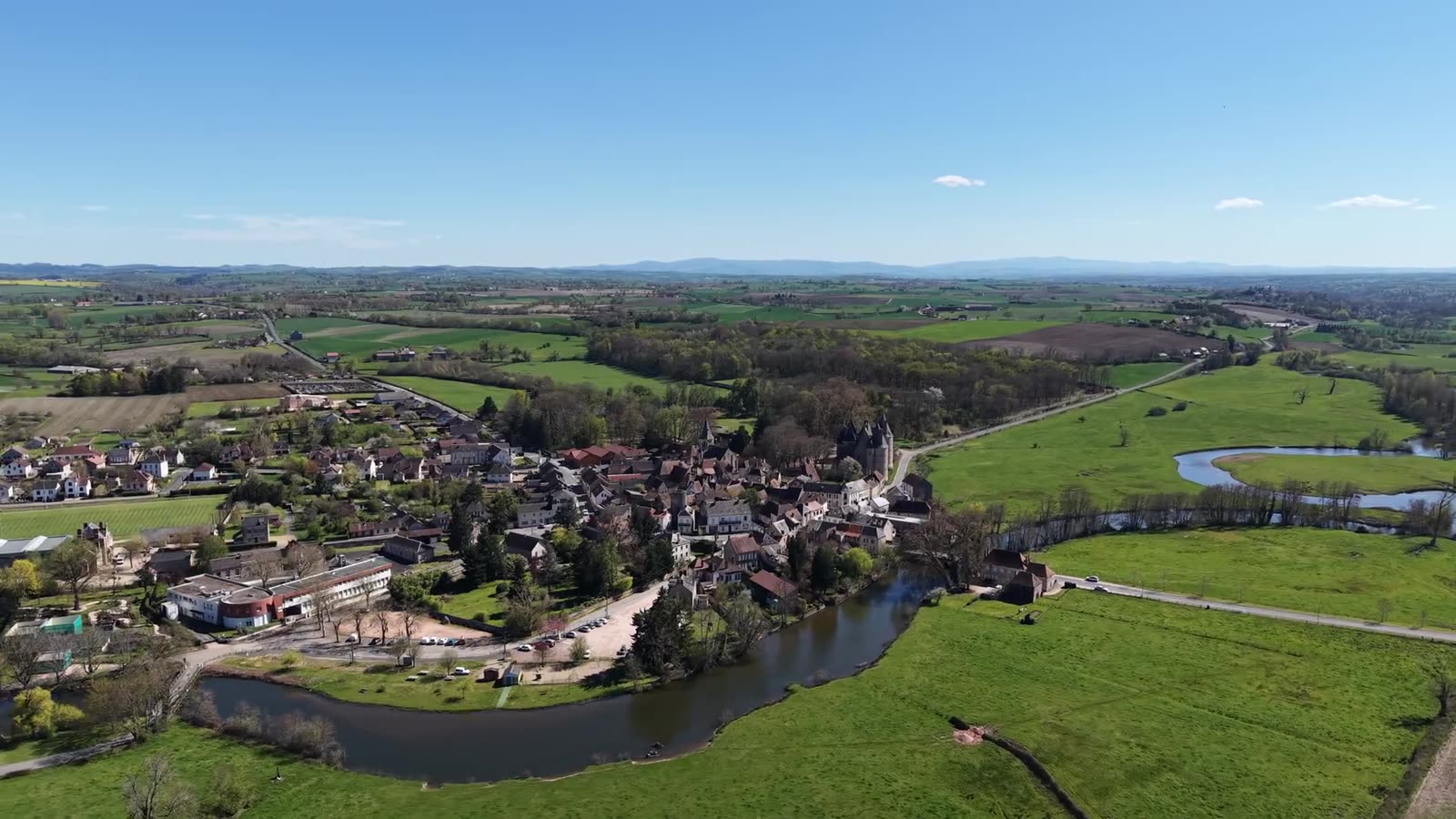 Vue aérienne d'un village par drone
