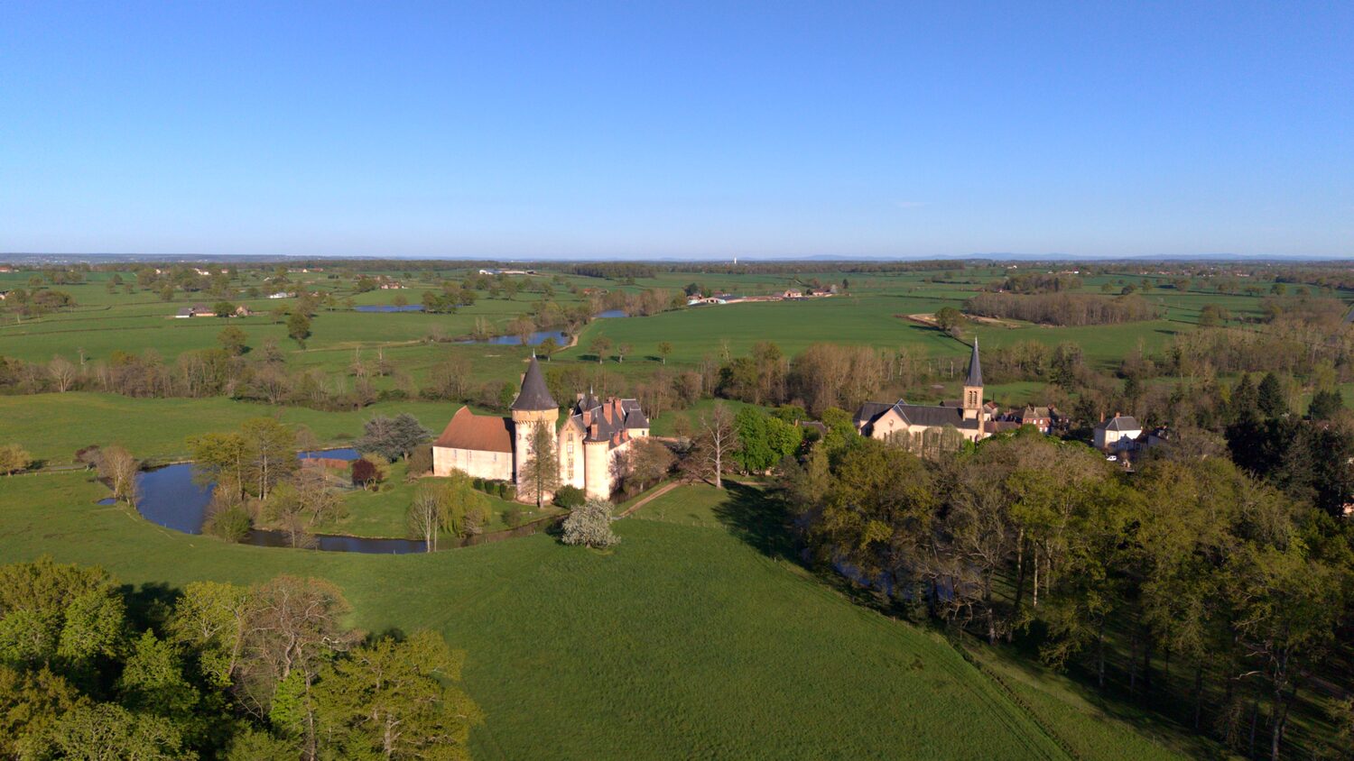 Vue aérienne par drone du village de Saligny-sur-Roudon (Allier)