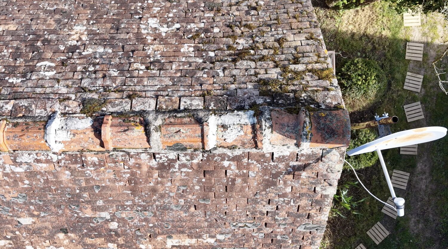Maison de particulier inspectée par drone — toiture vue de près
