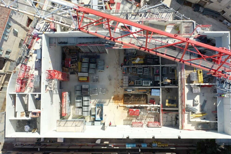 Professionnels du bâtiment sur un chantier — appui par drone