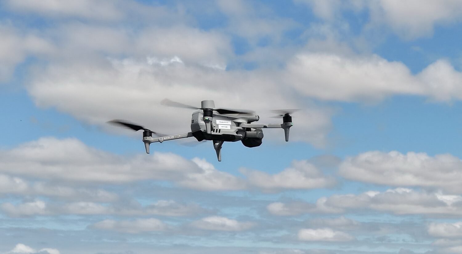 Drone en vol dans le ciel, prêt pour l'inspection d'un bâtiment
