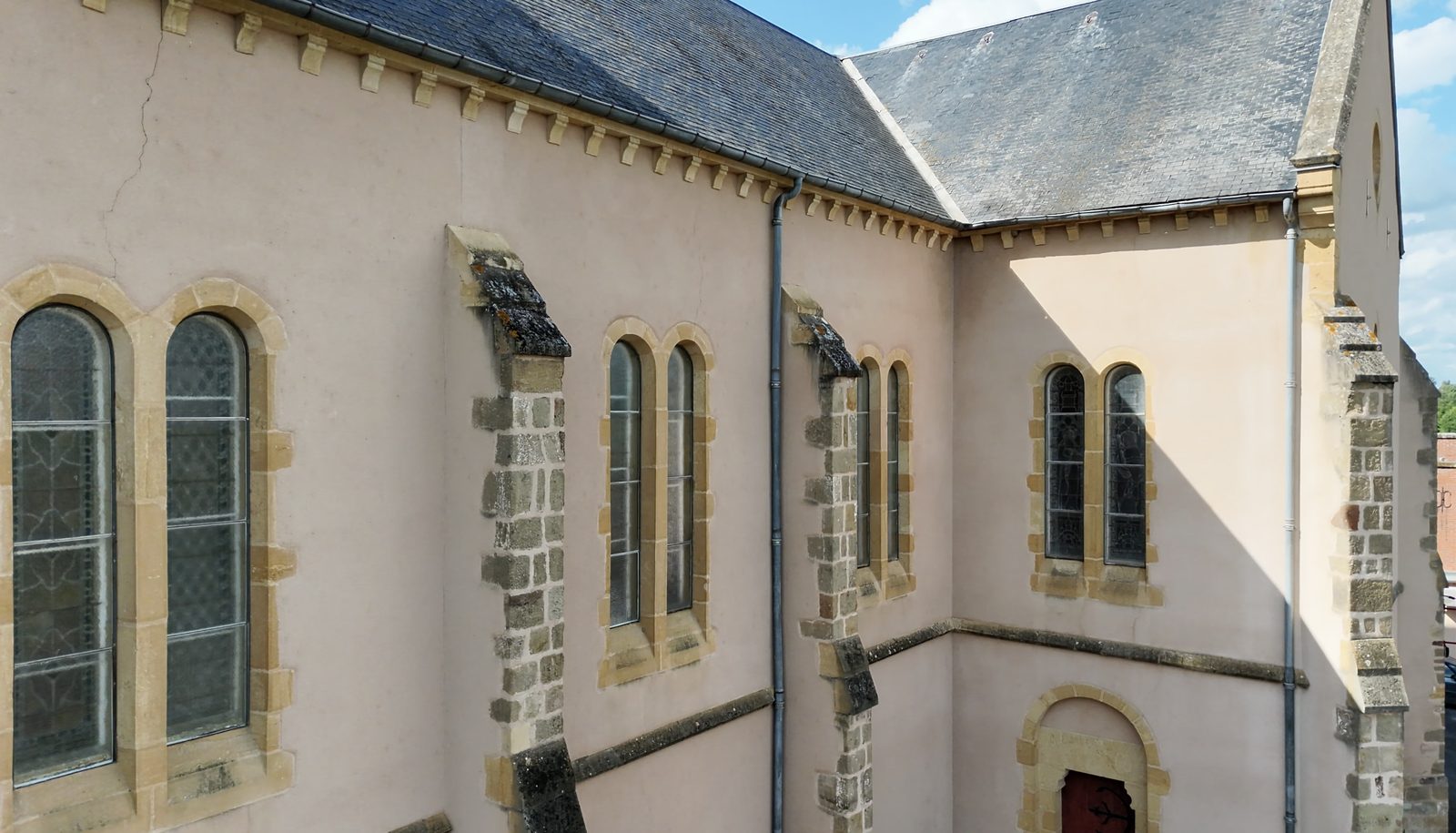 Façade d'église observée au drone